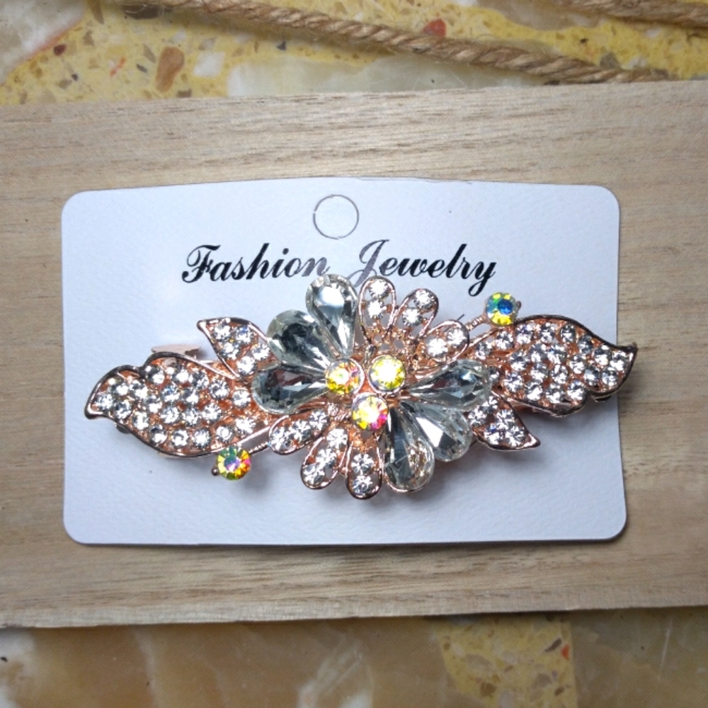 Elegant flower 🌼 clip with rhinestones